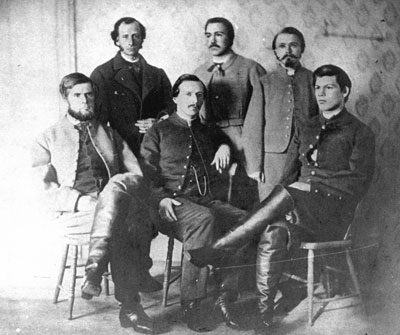 Egy 1864. február 15 -i fotó, amely a több 18 St. Albans Raiders közül öt látható Kanadába menekülésük után, a Montrealban tartják őket tárgyaláson.